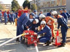 （写真）ポンプの計器を確認