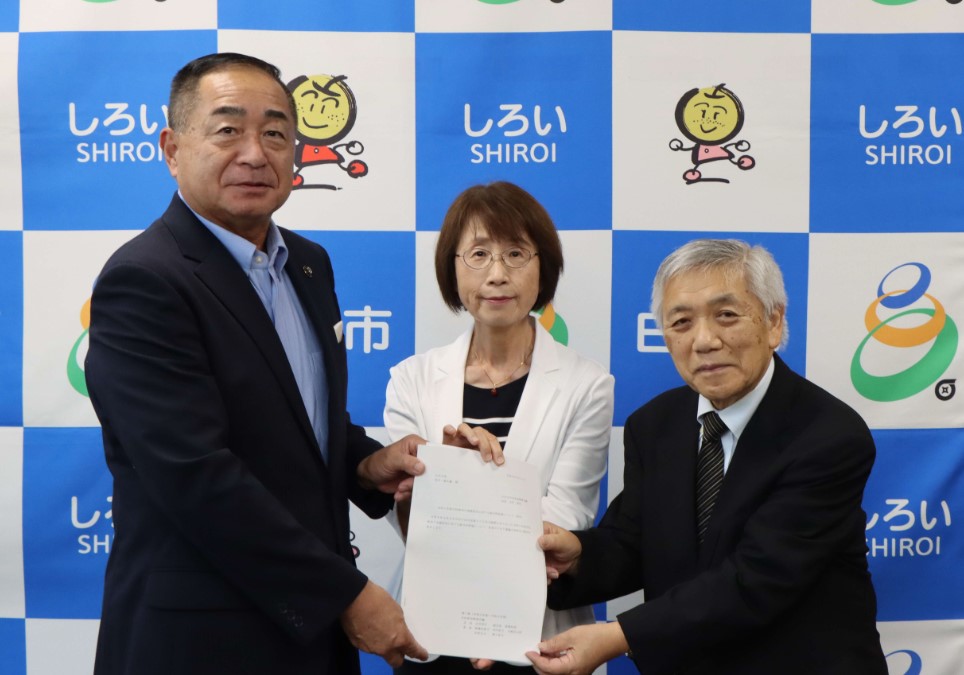 答申書の提出（左から市長、岡澤副会長、吉井会長）