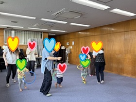 ハンドルをもって行進の写真