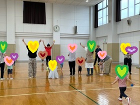 親子で背伸びの写真