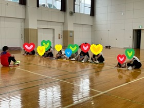 途中で集まって座る親子の写真