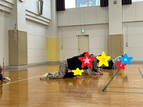 親子でハイハイする写真