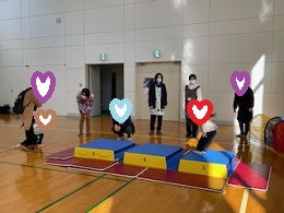 運動をする子どもたちの写真