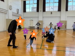 おしまいの「どうぶつたいそう」をする親子の写真