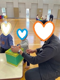 ゲームをする父と子どもの写真