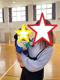 クリスマスツリーの制作を持つ子どもとママの写真