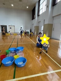 かご入れに挑戦する子どもの写真