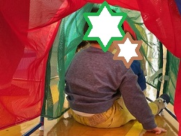 トンネルの中でこんにちはをする子どもたちの写真
