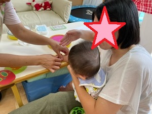 手形足形を取る母子の写真
