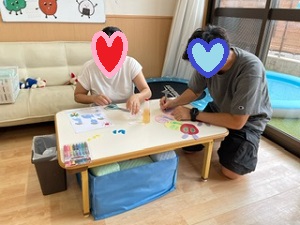 手形足形アートを作るご夫婦の写真