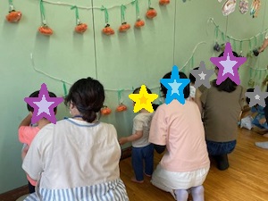 お手製の野菜の制作を収穫する親子写真