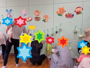 お手製の野菜の制作を収穫する親子写真