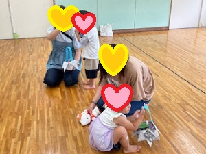 お手製の野菜の制作を収穫する親子写真