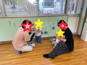 お手製の野菜の制作を収穫する親子写真