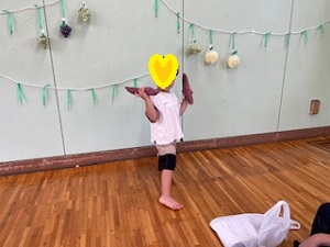 サツマイモを手にポーズを取る写真