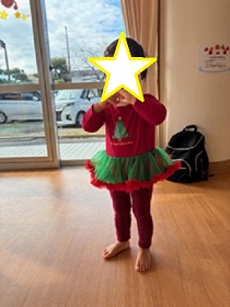 サンタさんの衣装を着た女の子の写真