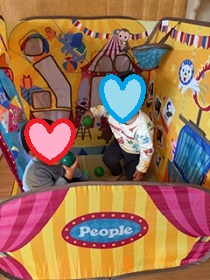 ボールプールで遊ぶ子どもたちの写真