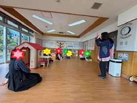 クリスマスの歌で手遊びの子どもたちの写真