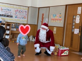 サンタさんを迎える親子の写真