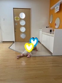 廊下で遊ぶ子どもたちの写真