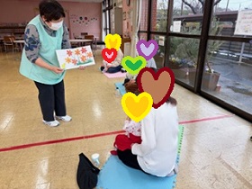 絵本の読み聞かせの写真