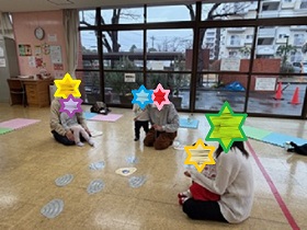 貝合わせで遊ぶ写真