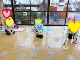 貝合わせで遊ぶ写真