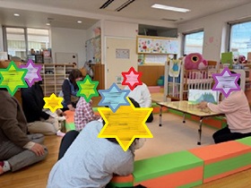 絵本の読み聞かせの写真