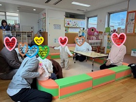 絵本の読み聞かせの写真