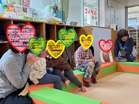 絵本の読み聞かせの写真