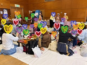 ケーキを食べながら交流する親子写真