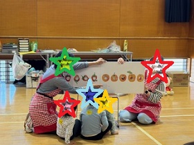 大型絵本を読む写真