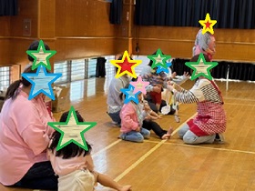 お誕生日のメダルを受け取る親子写真