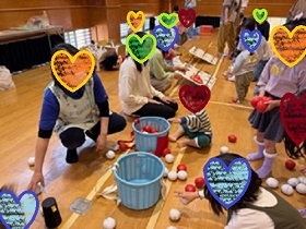 玉入れを楽しむ親子写真