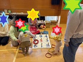 輪投げを楽しむ親子写真