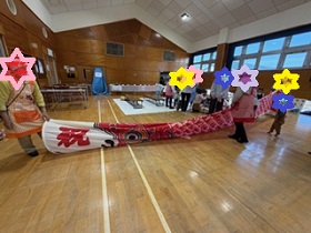 鯉のぼりの中をくぐる写真