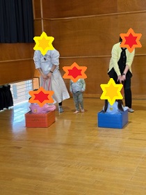 車引きを楽しむ親子の写真