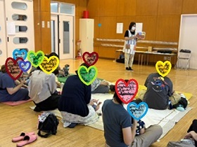 おもちゃのチャチャチャの手遊びの写真