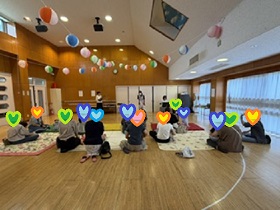 親子でくつろいで音楽を楽しむ様子の写真