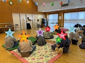 親子でくつろいで音楽を楽しむ様子の写真