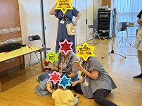 楽器に触れて楽しむ親子の写真