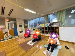 親子で三角座りのヨガのポーズ写真