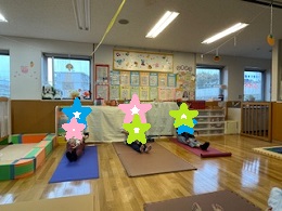 赤ちゃんをおひざに、座って足を伸ばす写真