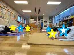 背中を丸くするヨガのポーズ
