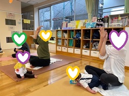 腕と足を組むヨガのポーズの写真