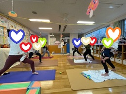 赤ちゃんを抱っこしてのヨガのポーズ