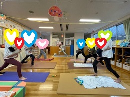 赤ちゃんを抱っこしてのヨガのポーズ
