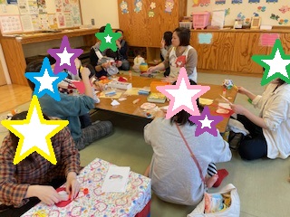 手形足形を取る親子の写真