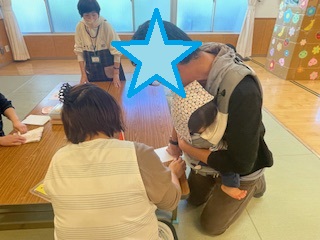 手形足形を取る親子の写真