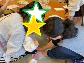 手形足形を取る親子の写真